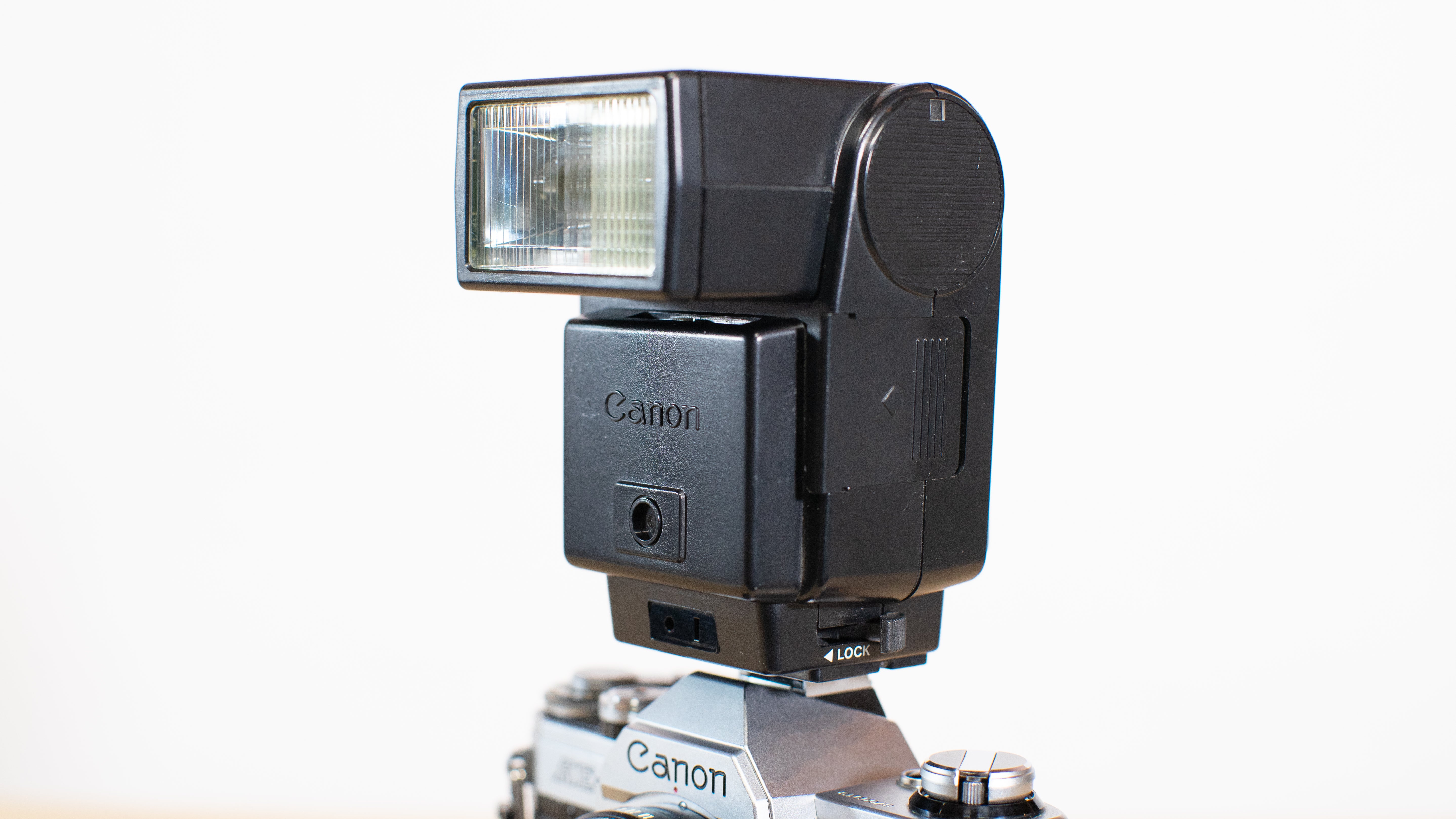Flash Canon Speedlite 199A avec fixation sur griffe porte-accessoires - Photo, audio & vidéo Flash Canon Speedlite 199A avec fixation sur griffe porte-accessoires - Photo, audio & vidéo